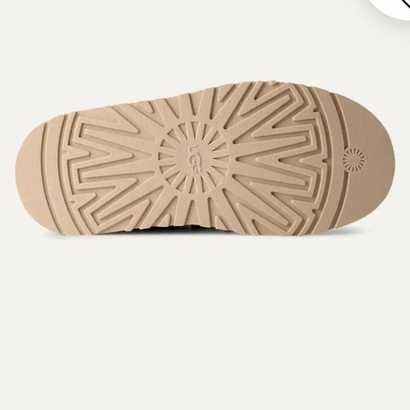 UGG Tazz Love 26 - LIMITED EDITION - Platform Shoes - Size 9 Women’s - Picture 10 of 10